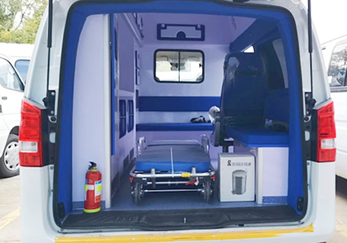国六奔驰监护型救护车