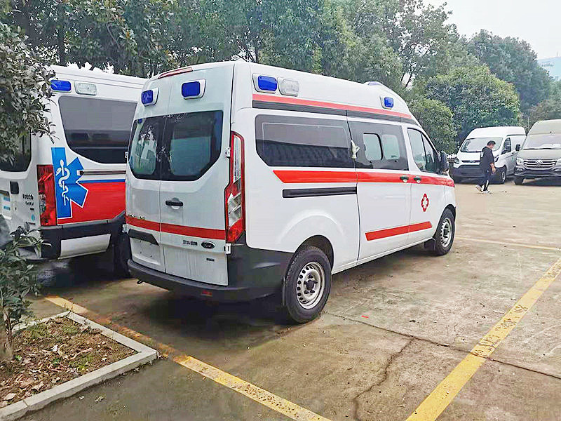 福特全顺V362汽油版中轴中顶救护车