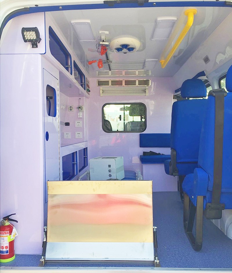 江铃特顺长轴高顶柴油版救护车