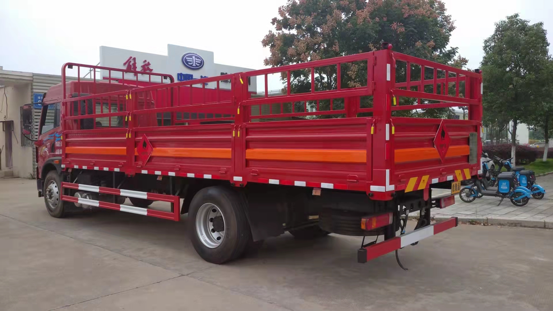 解放龙V国六6米8（额载10.3吨）气瓶运输车