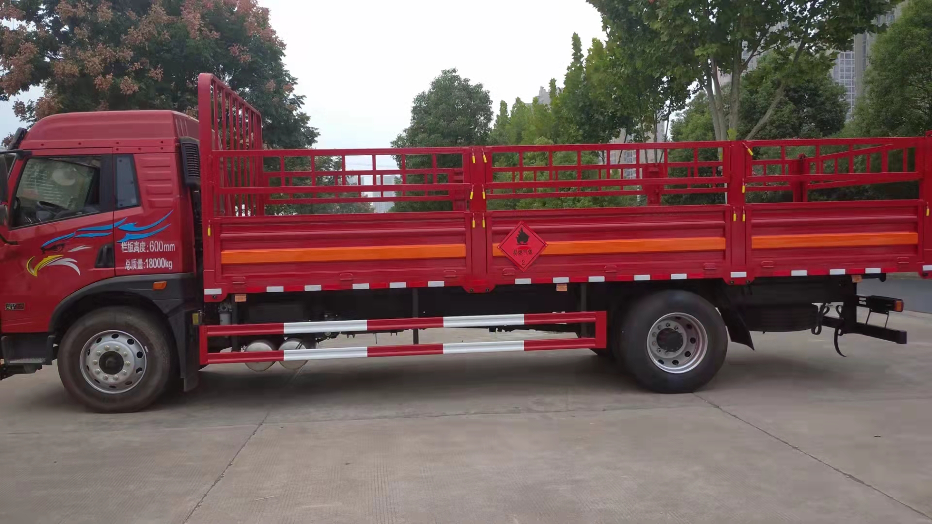 解放龙V国六6米8（额载10.3吨）气瓶运输车