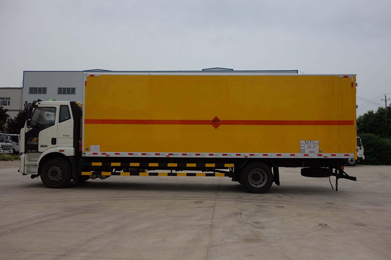 解放8米6爆破器材运输车