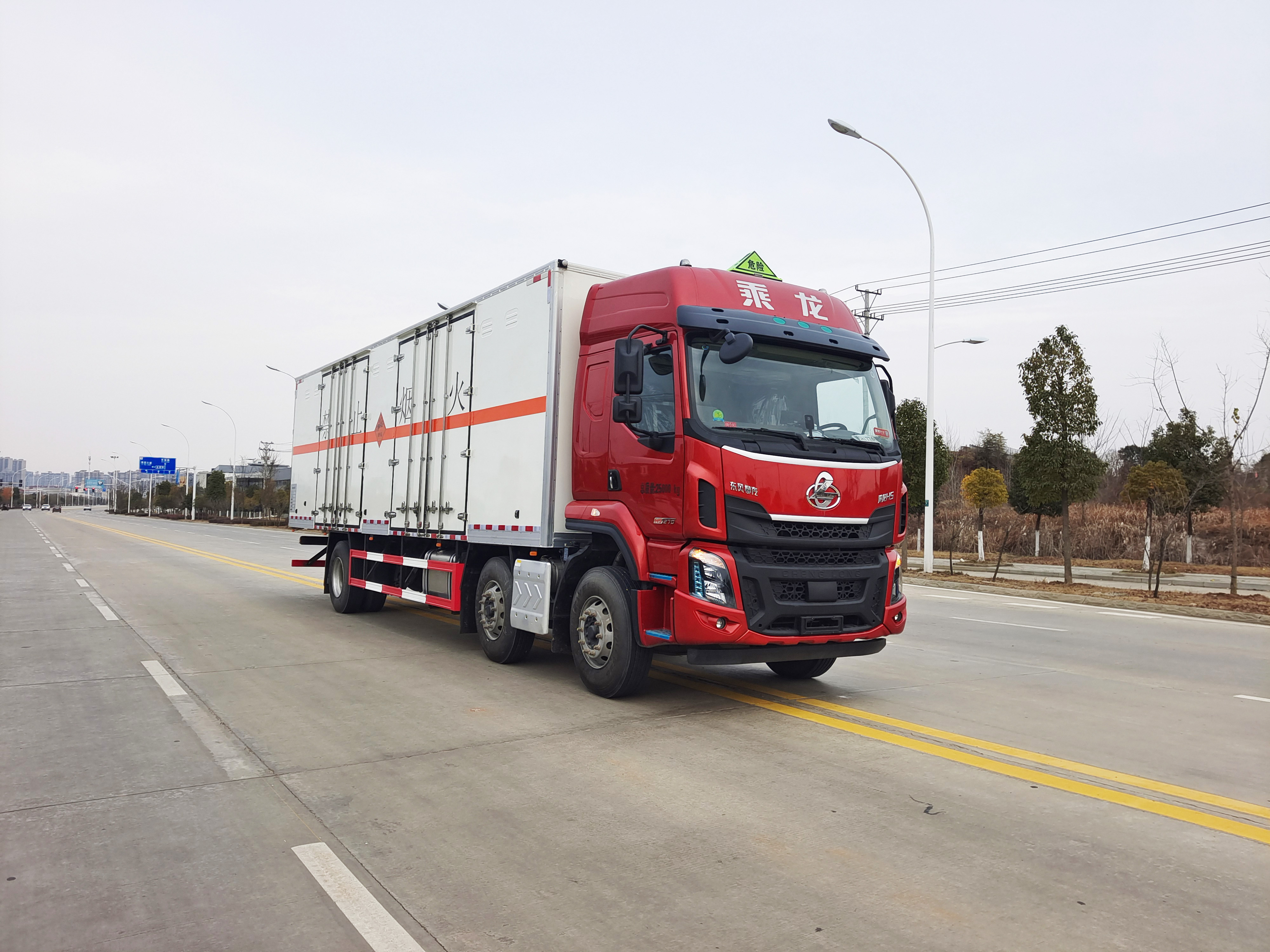 柳汽9.6米三轴爆破器材运输车