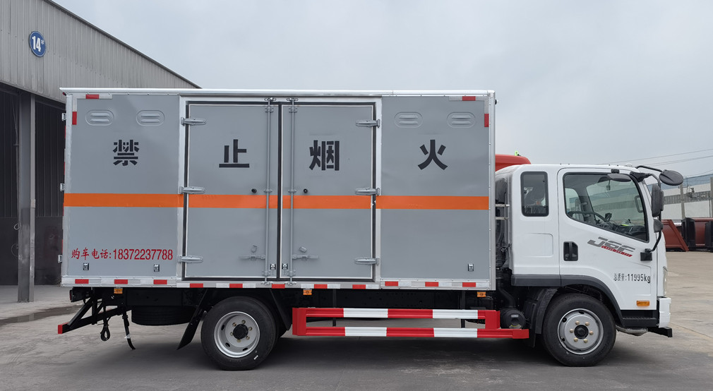 解放J6F国六排半4.78米爆破器材运输车