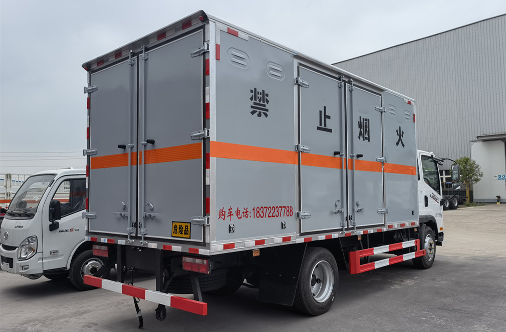 解放J6F国六排半4.78米爆破器材运输车