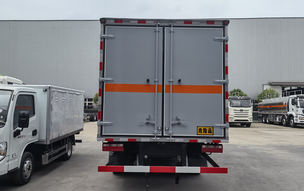 解放J6F国六排半4.78米爆破器材运输车