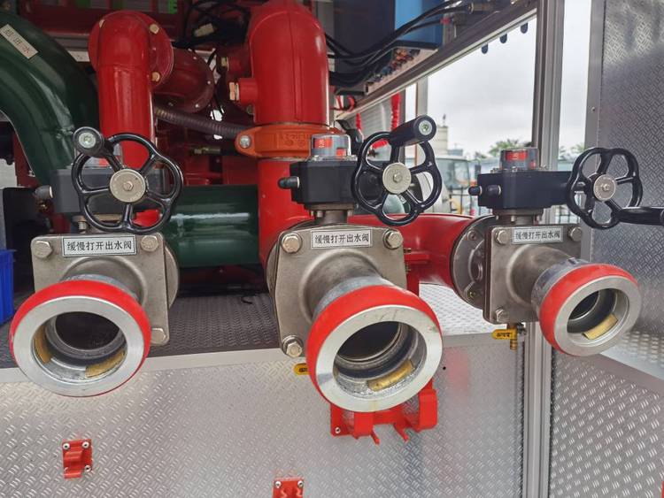 重汽8吨水罐/泡沫消防车