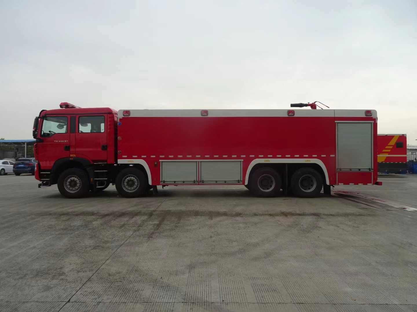 重汽25吨水罐/泡沫消防车