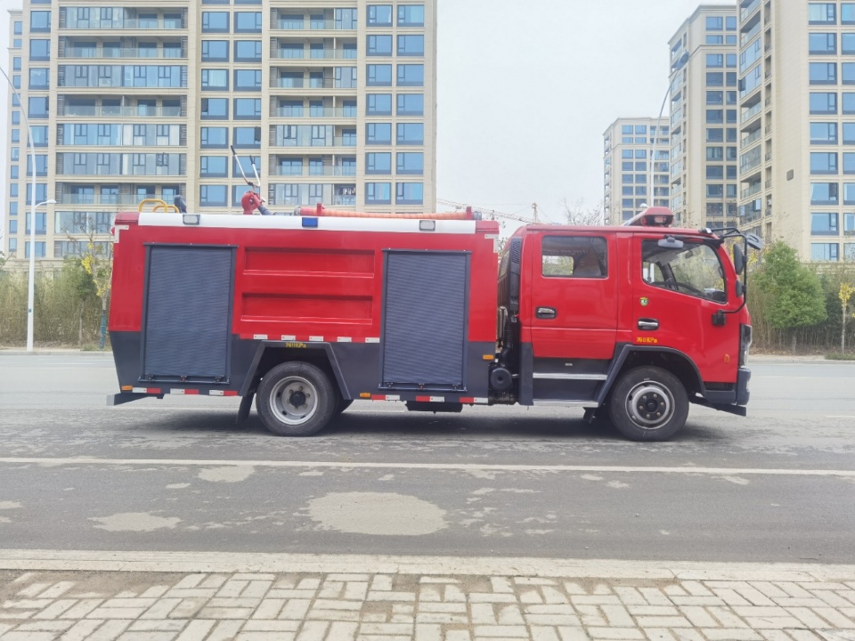 东风福瑞卡5吨水罐/泡沫消防车