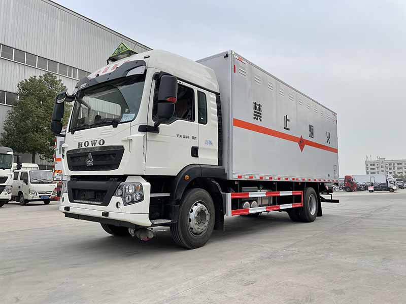 重汽豪沃6.8米爆破器材运输车