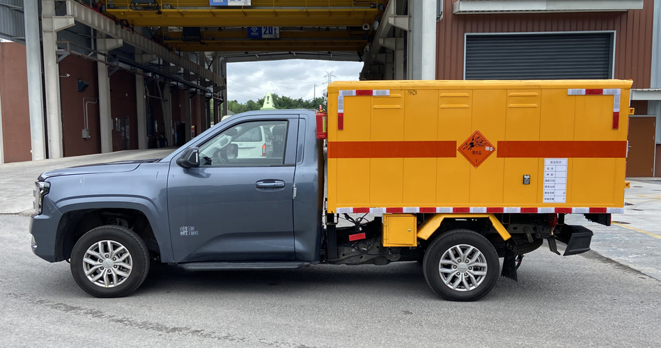 江铃皮卡四驱小型炸药雷管车