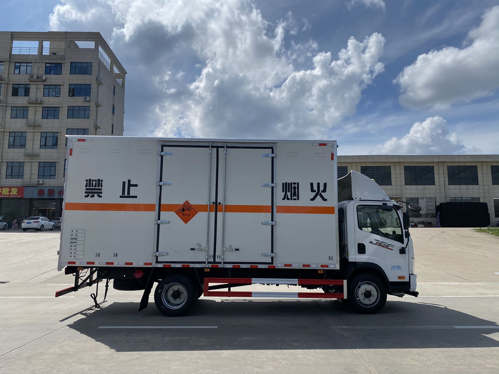 解放黄牌5.15米爆破器材运输车