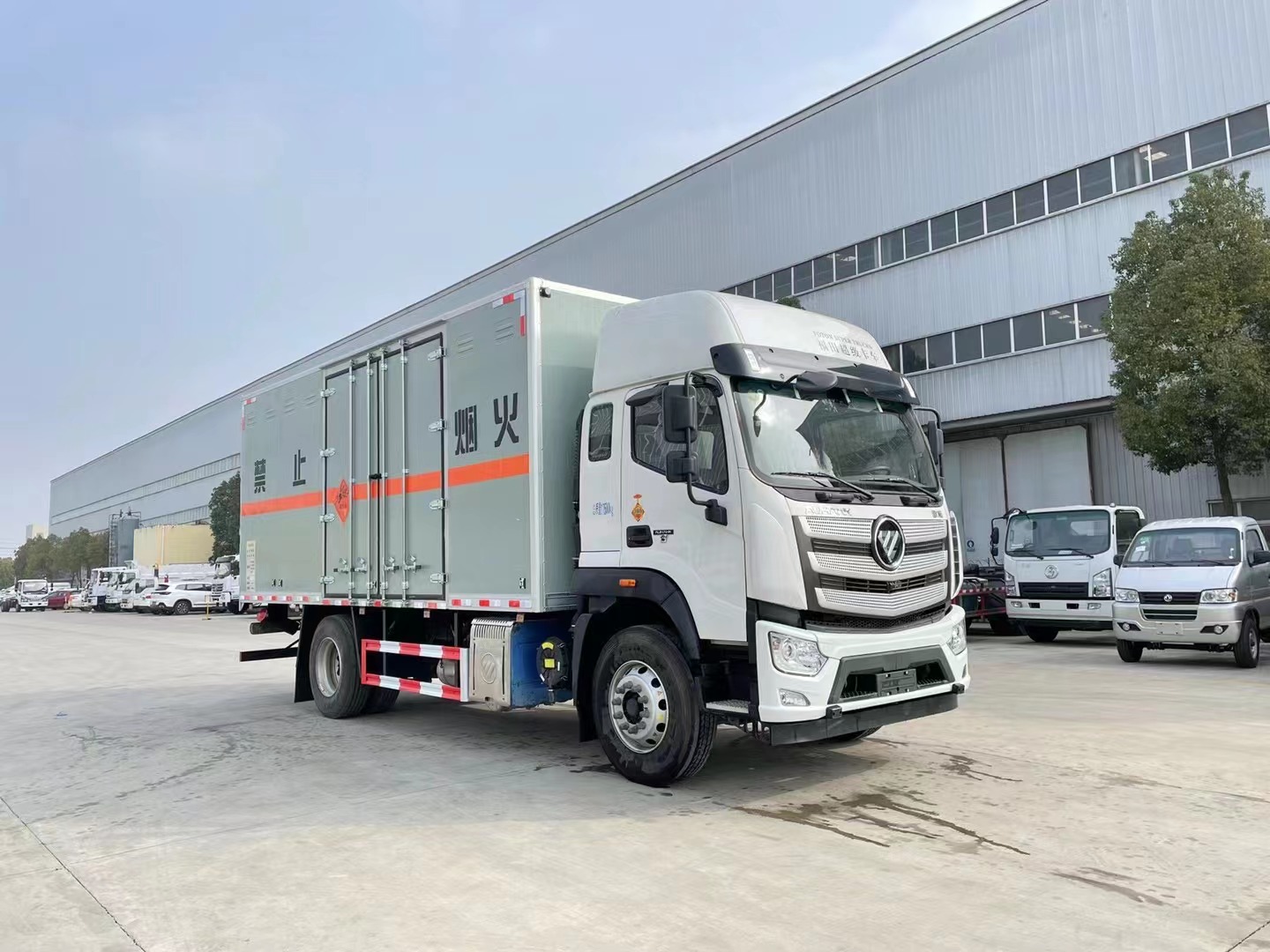 福田欧航10吨炸药车高顶双卧