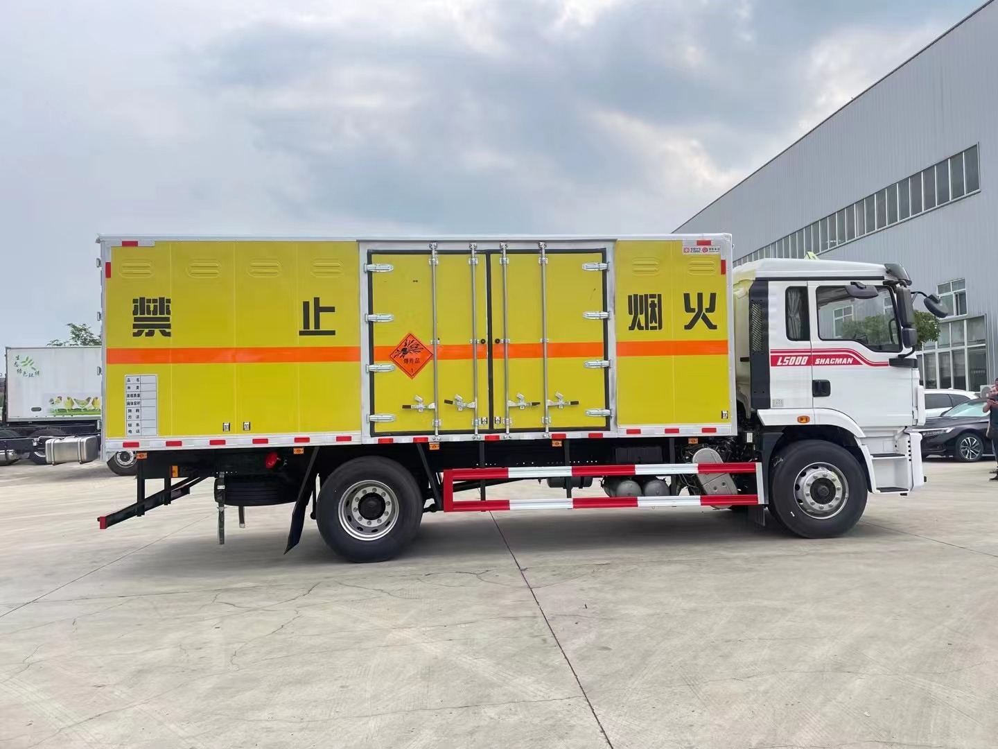 陕汽德龙6.8米烟花炮竹运输车