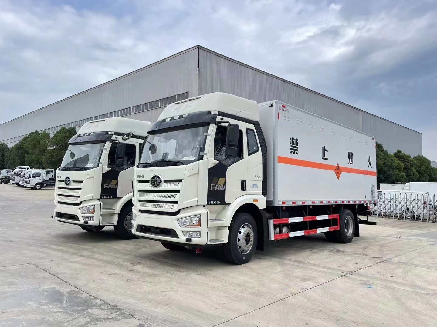 解放7.6米爆破器材运输车