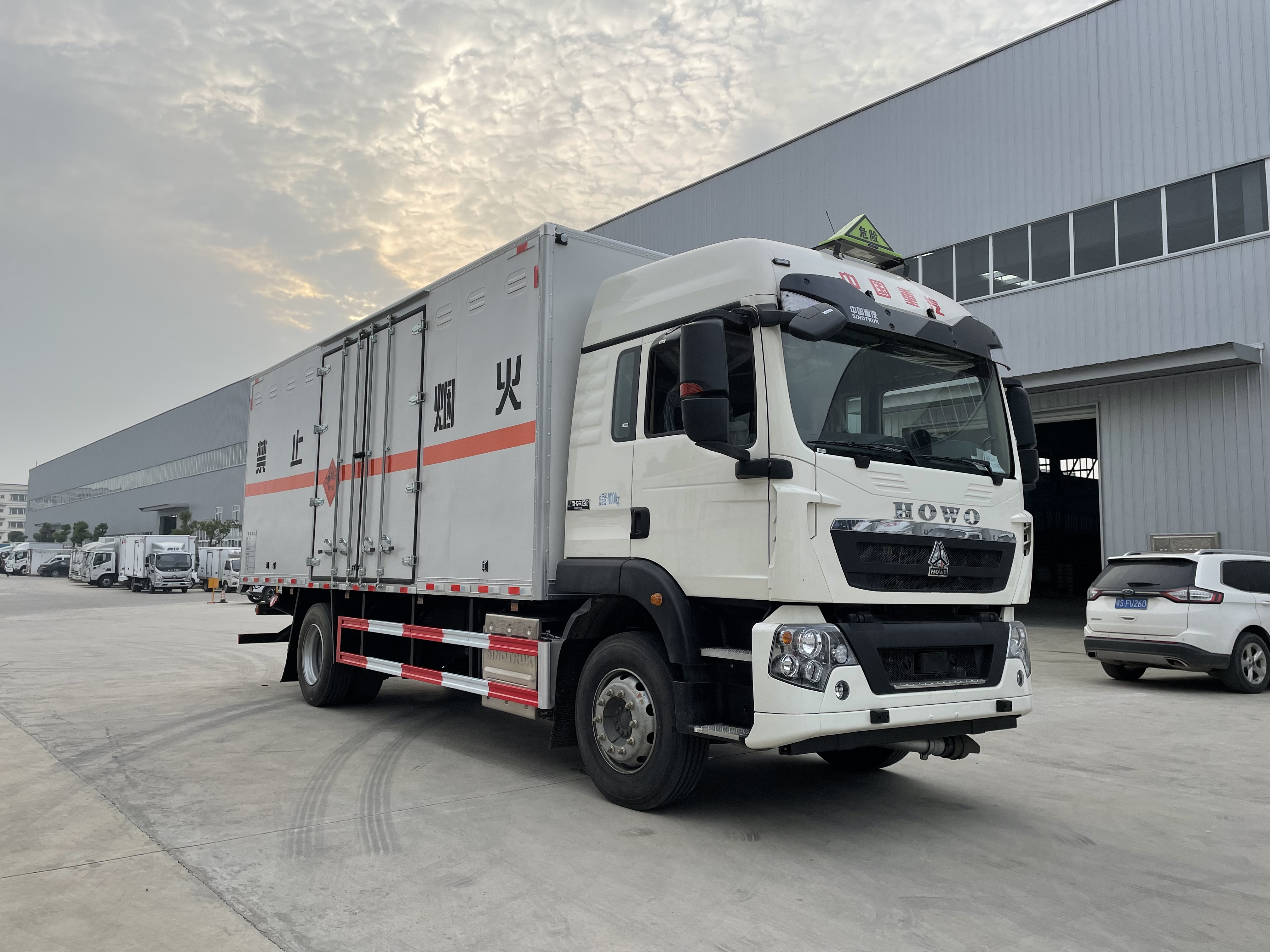 重汽豪沃6.8米爆破器材运输车