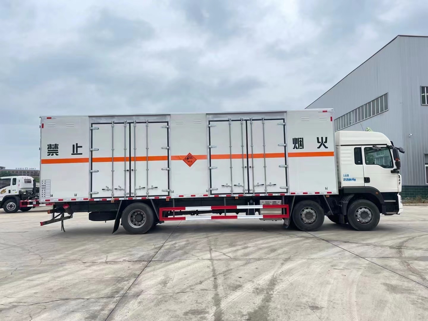 重汽豪沃三轴9.6米烟花炮竹运输车