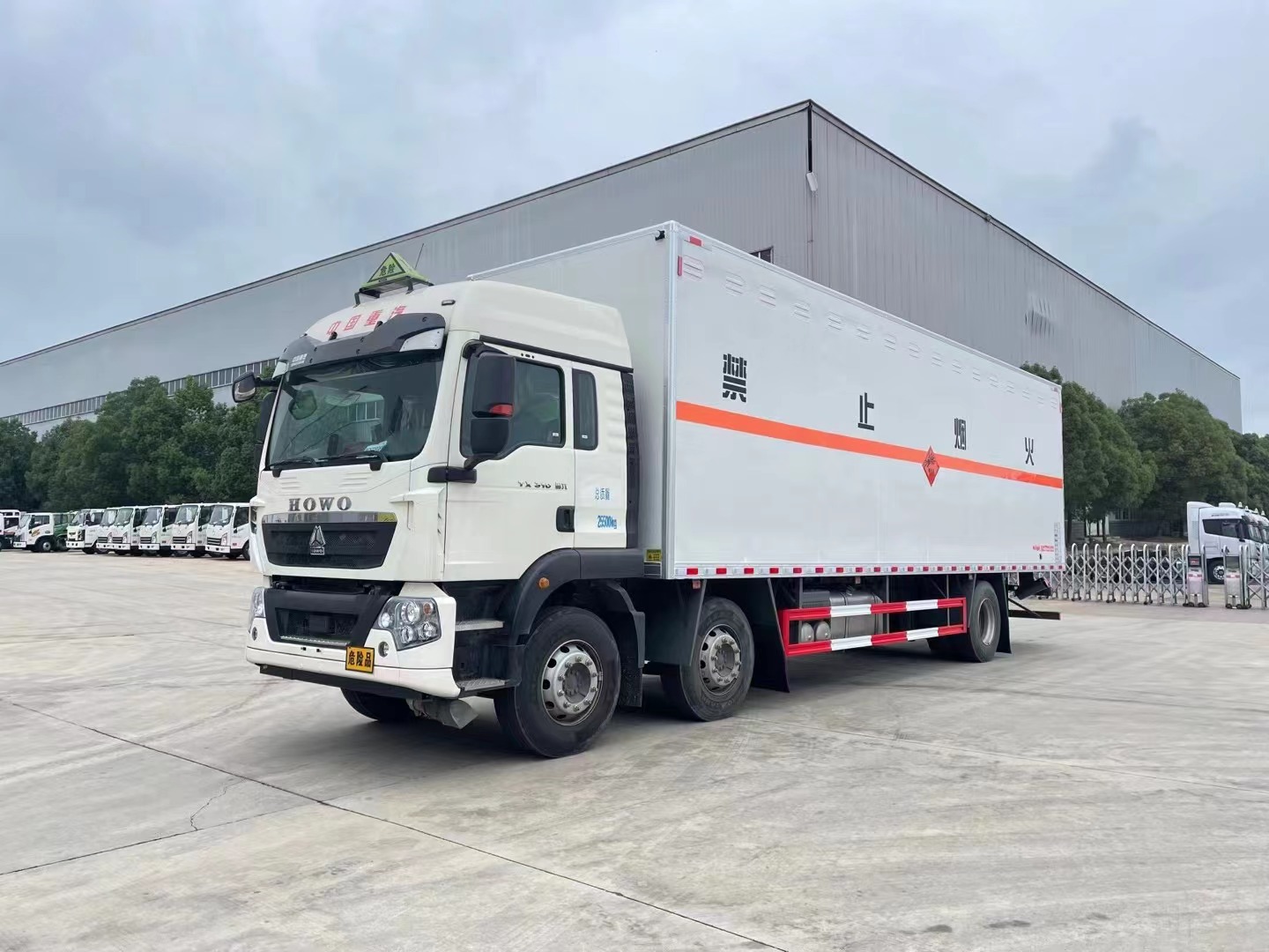 重汽豪沃三轴9.6米烟花炮竹运输车