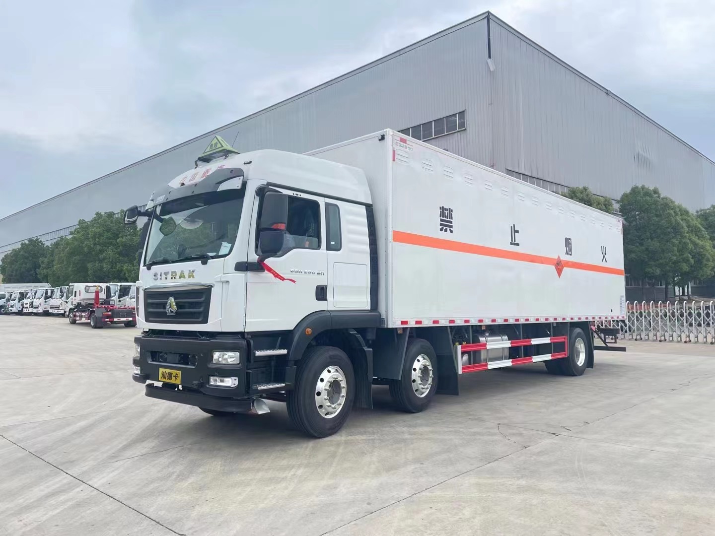 重汽汕德卡三轴9米6爆破器材运输车