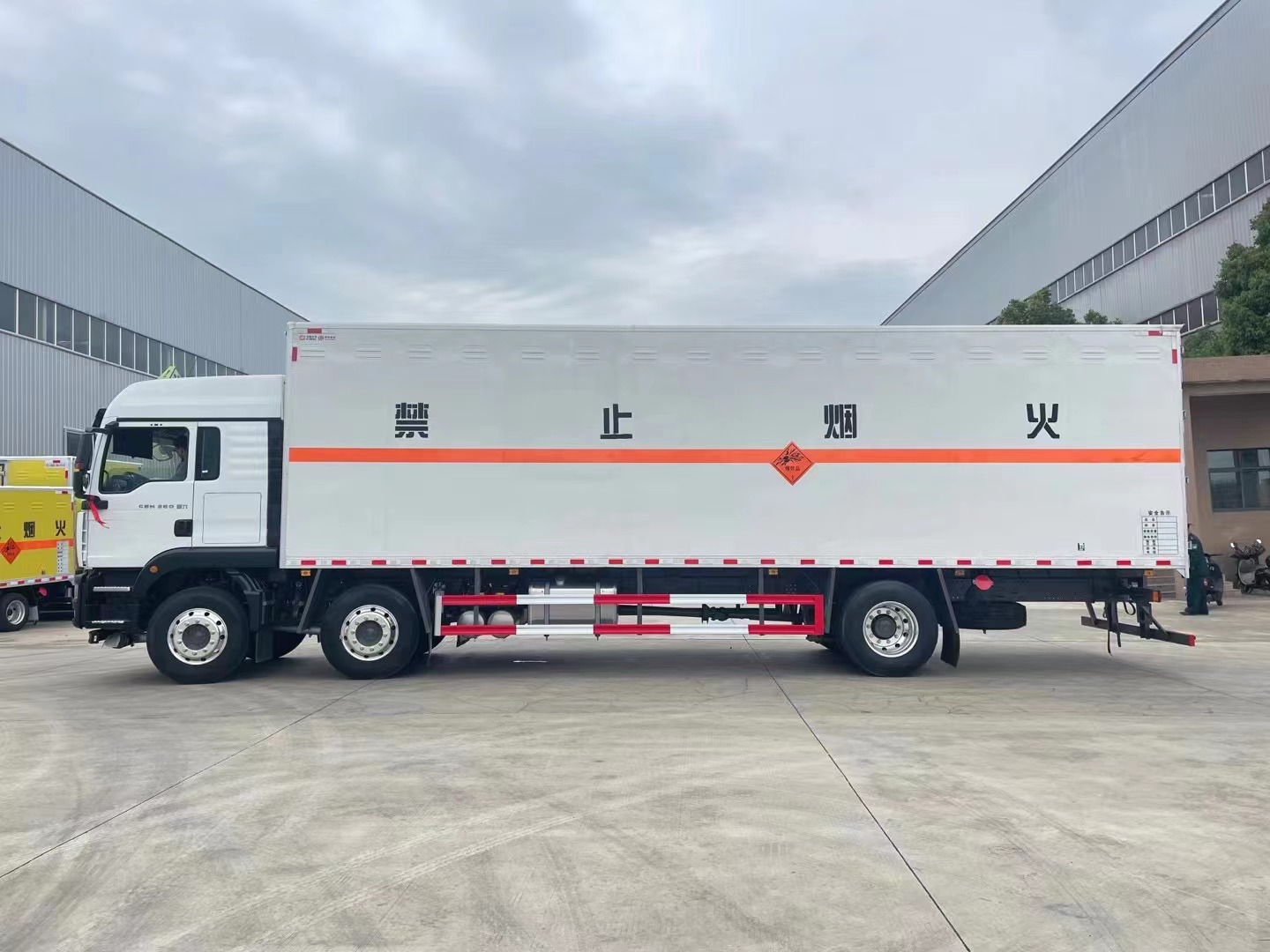 重汽汕德卡三轴9米6爆破器材运输车