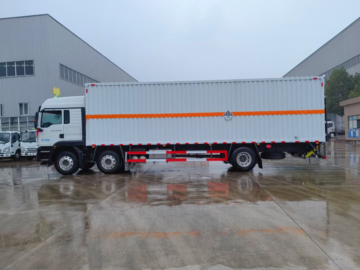 重汽汕德卡9.6米危险废物运输车