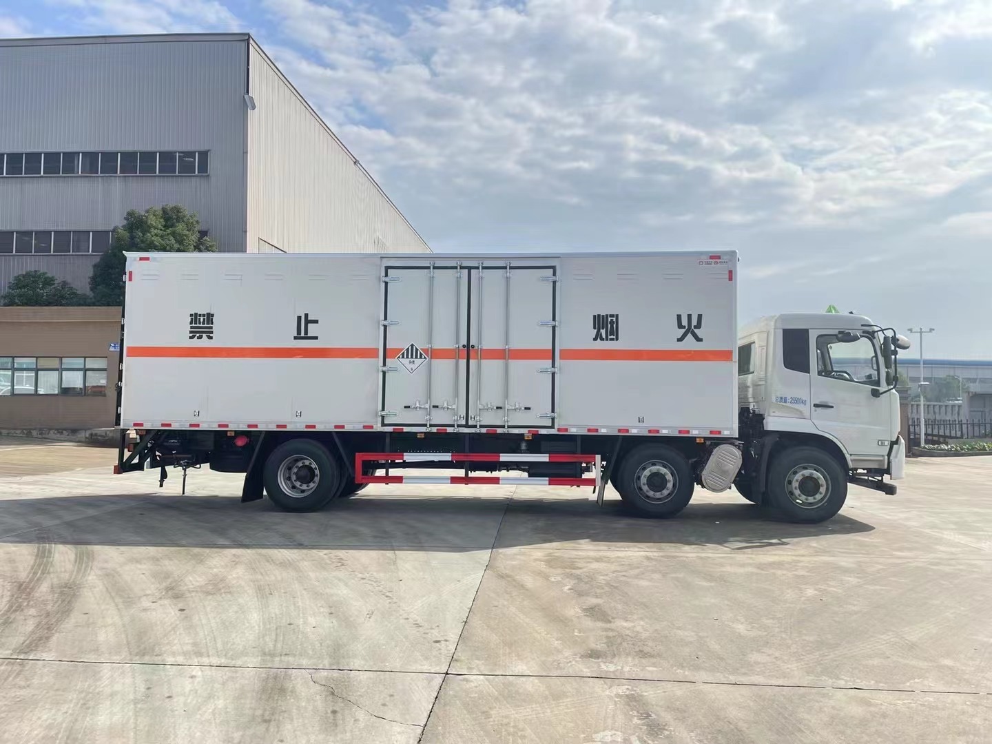 天锦杂项危险物品厢式运输车