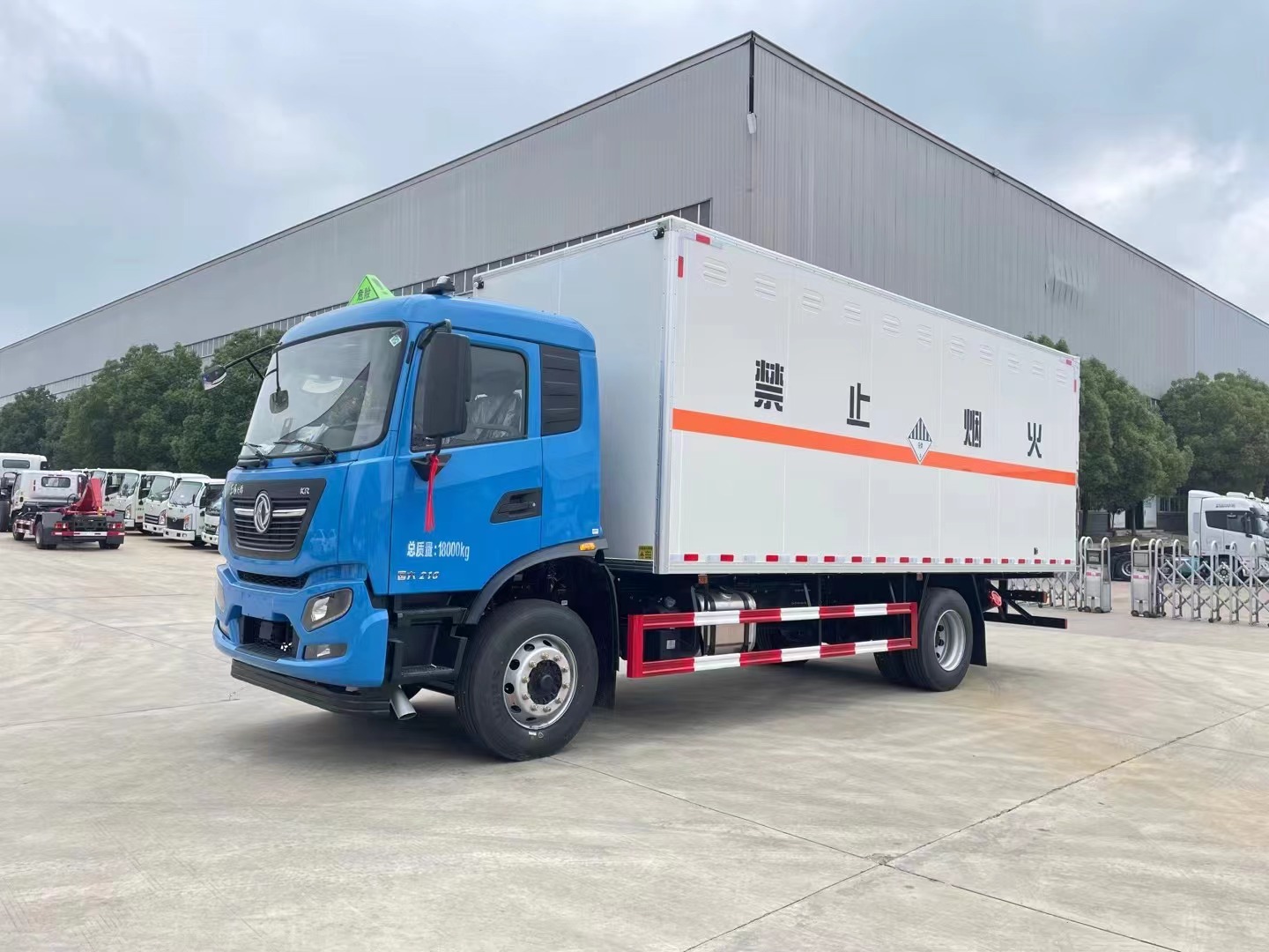 天锦废矿物油专用车