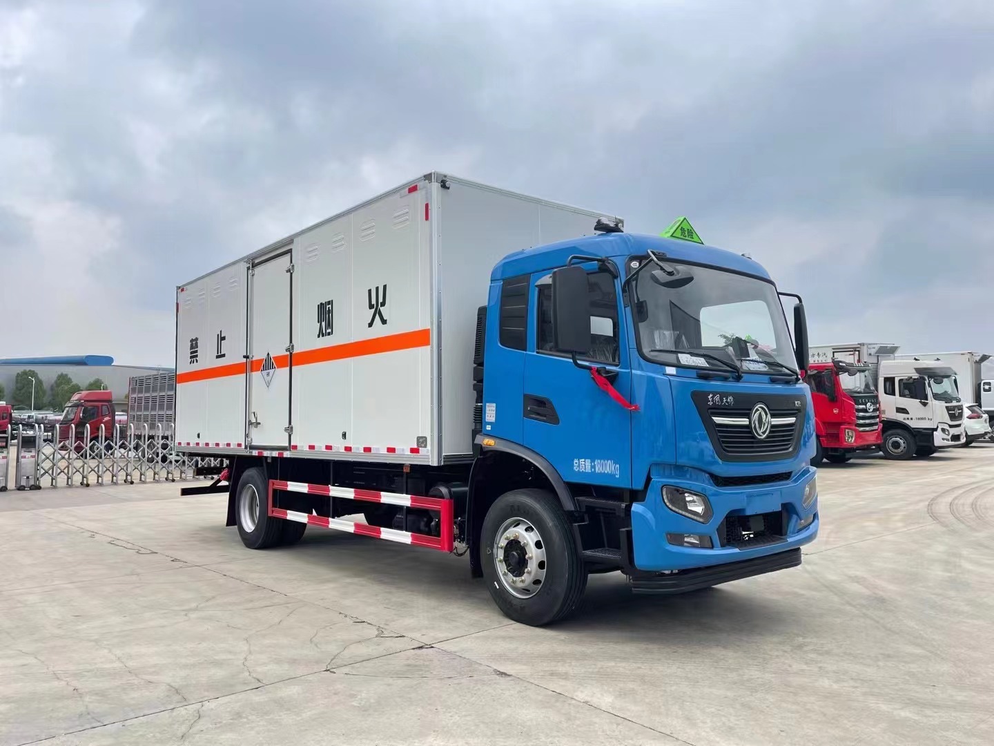 天锦废矿物油专用车