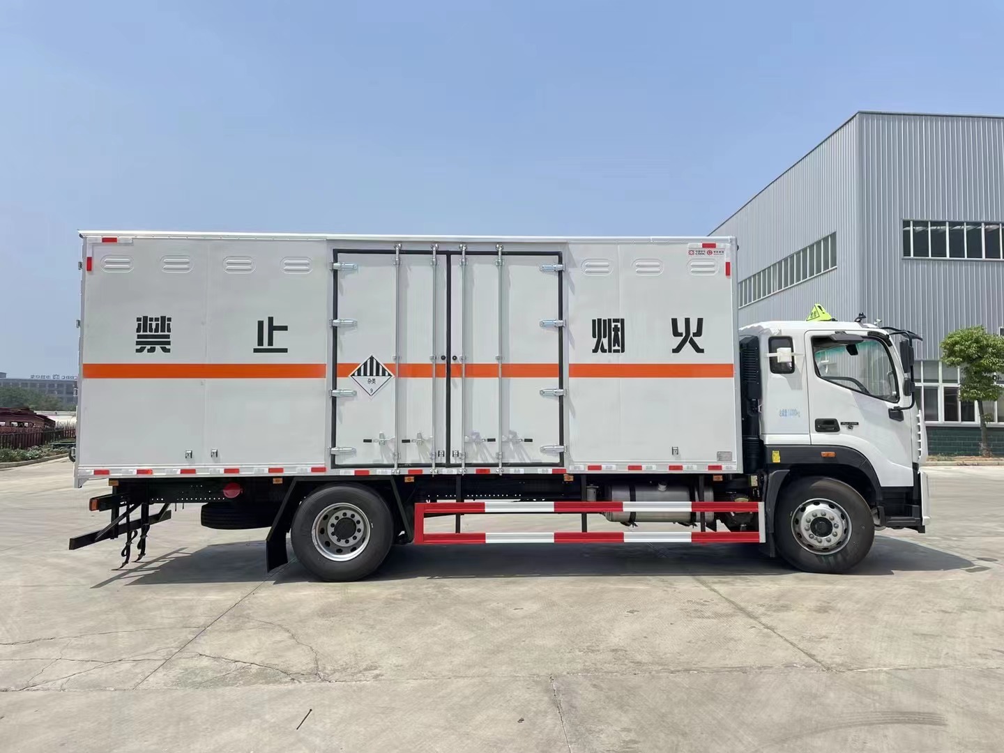 福田9类危险品运输车