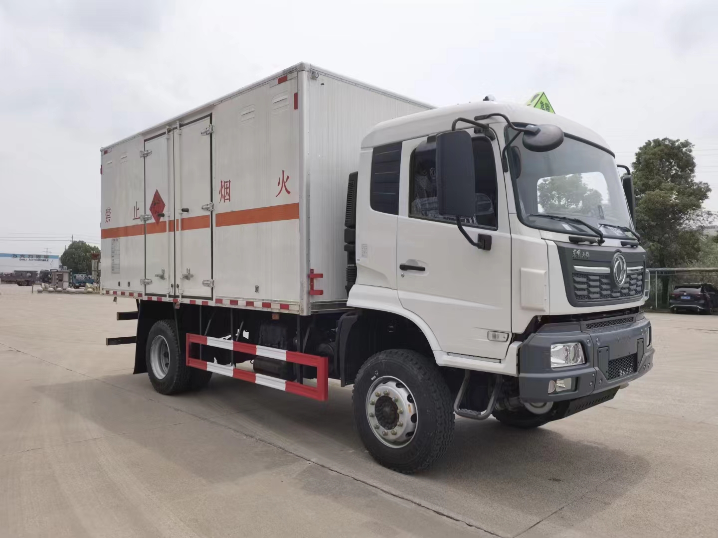 东风天锦四驱10吨爆破器材运输车