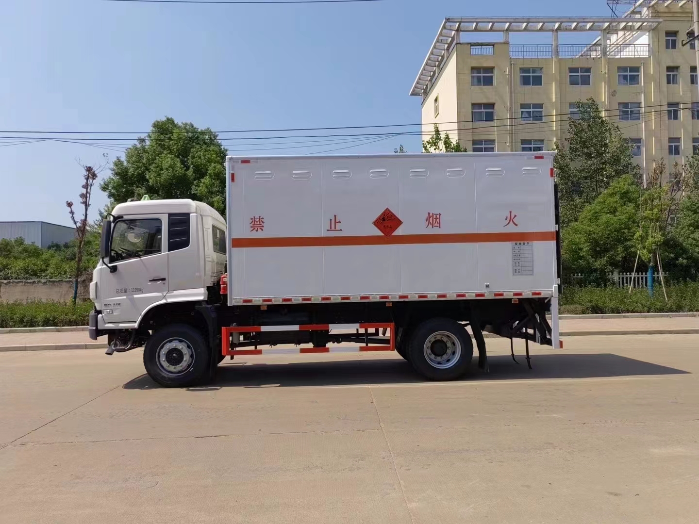 东风天锦四驱10吨爆破器材运输车