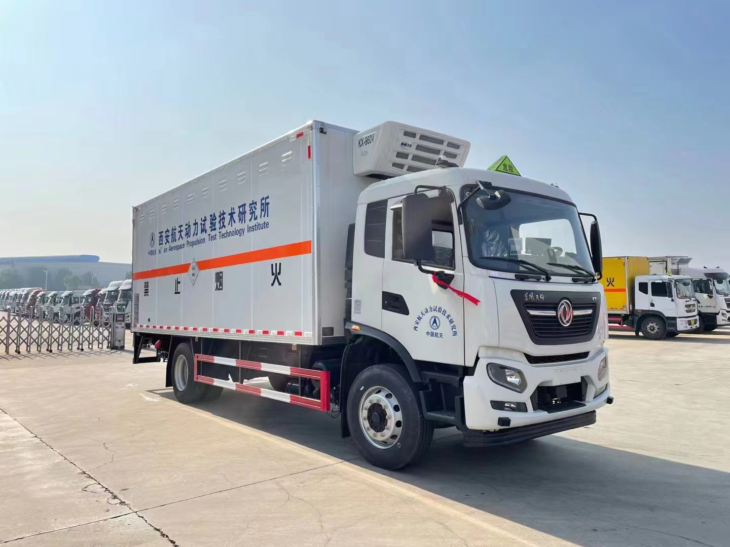 东风天锦6米8带冷机国六危险品车