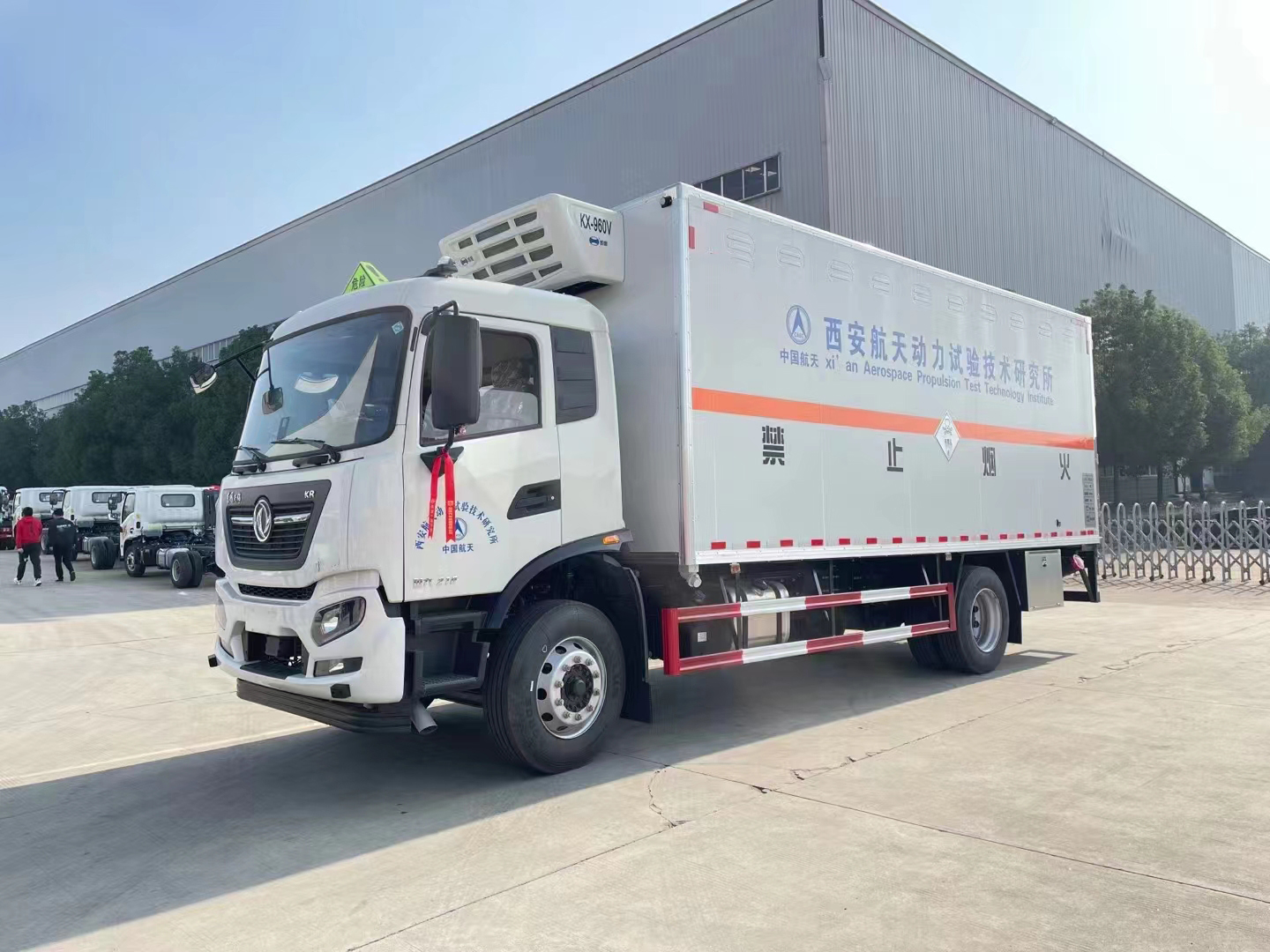 东风天锦6米8带冷机国六危险品车