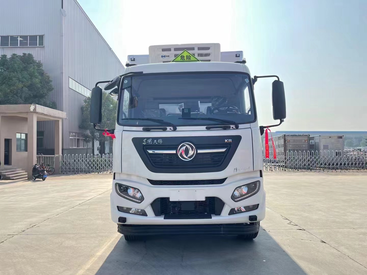 东风天锦6米8带冷机国六危险品车