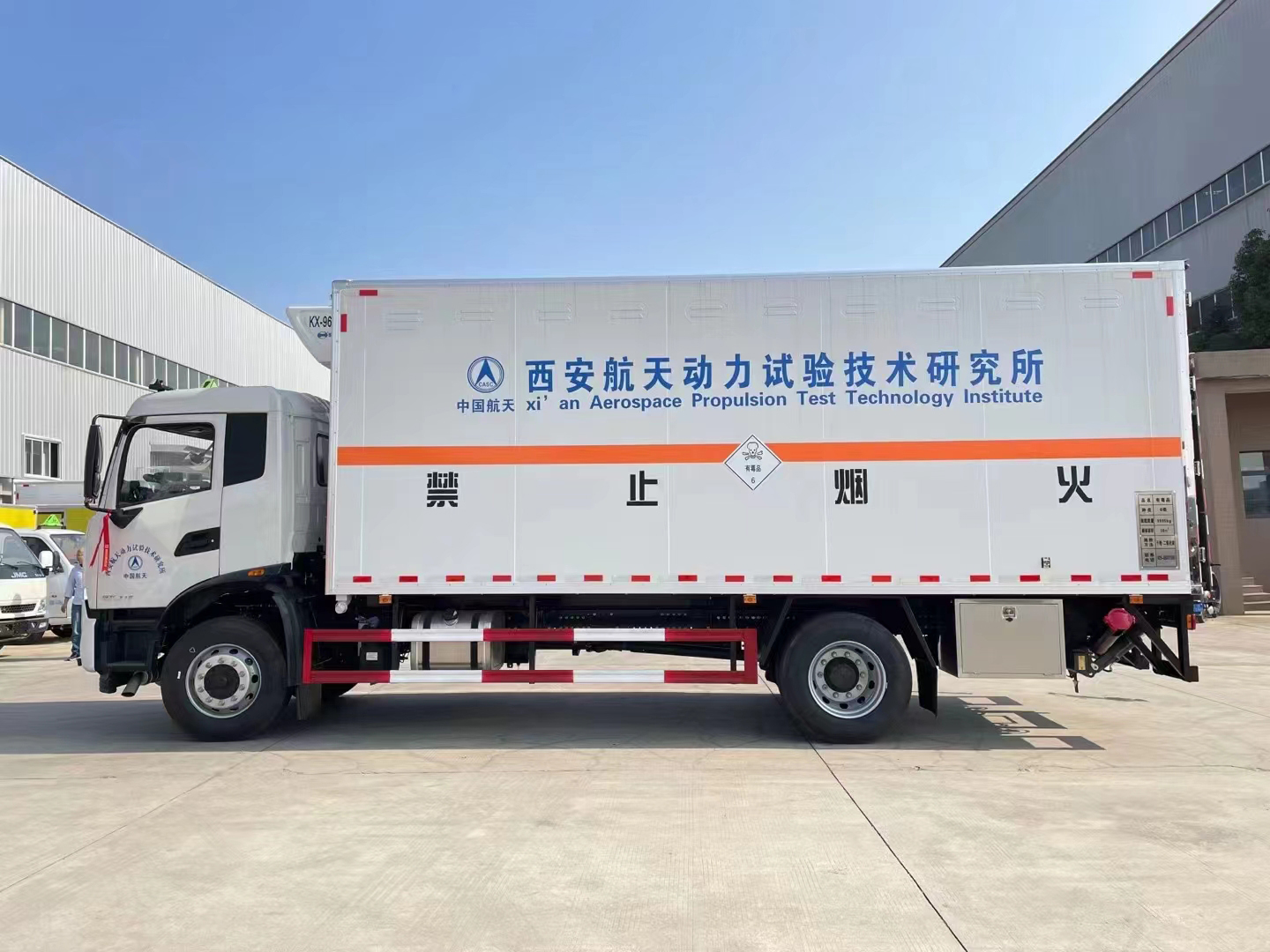 东风天锦6米8带冷机国六危险品车