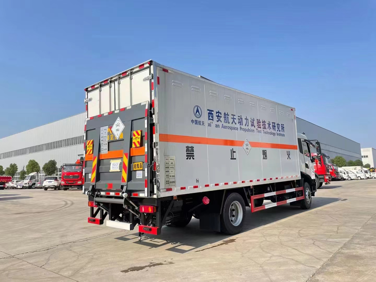 东风天锦6米8带冷机国六危险品车