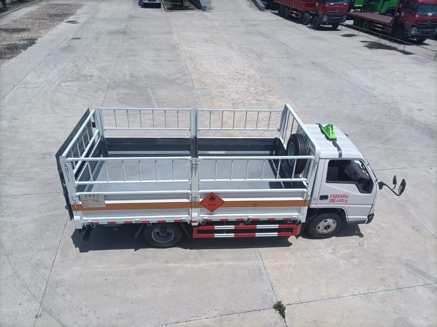 江铃4米2国六蓝牌1.8吨气瓶车