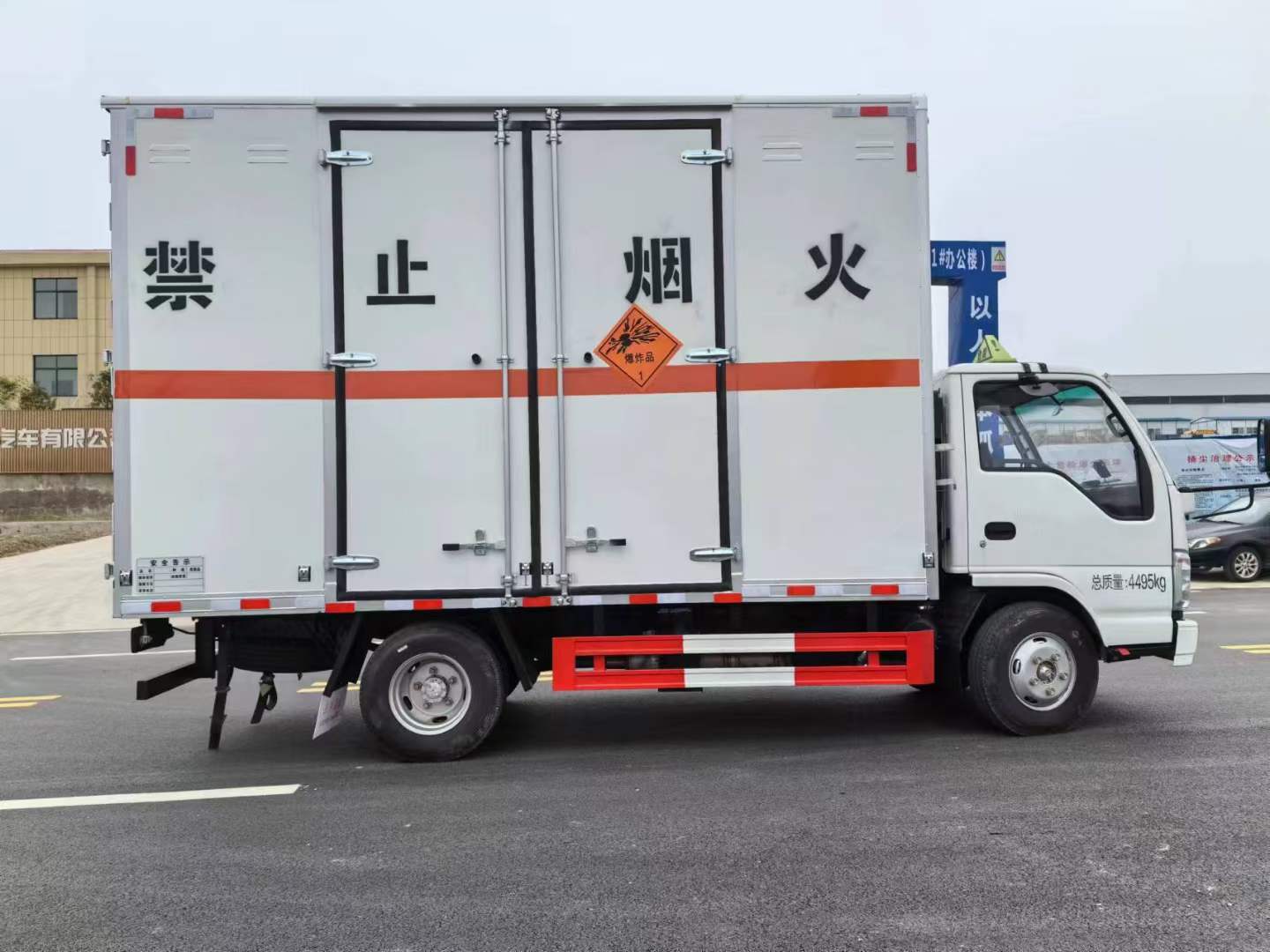 五十铃4.25米国六蓝牌爆破器材运输车