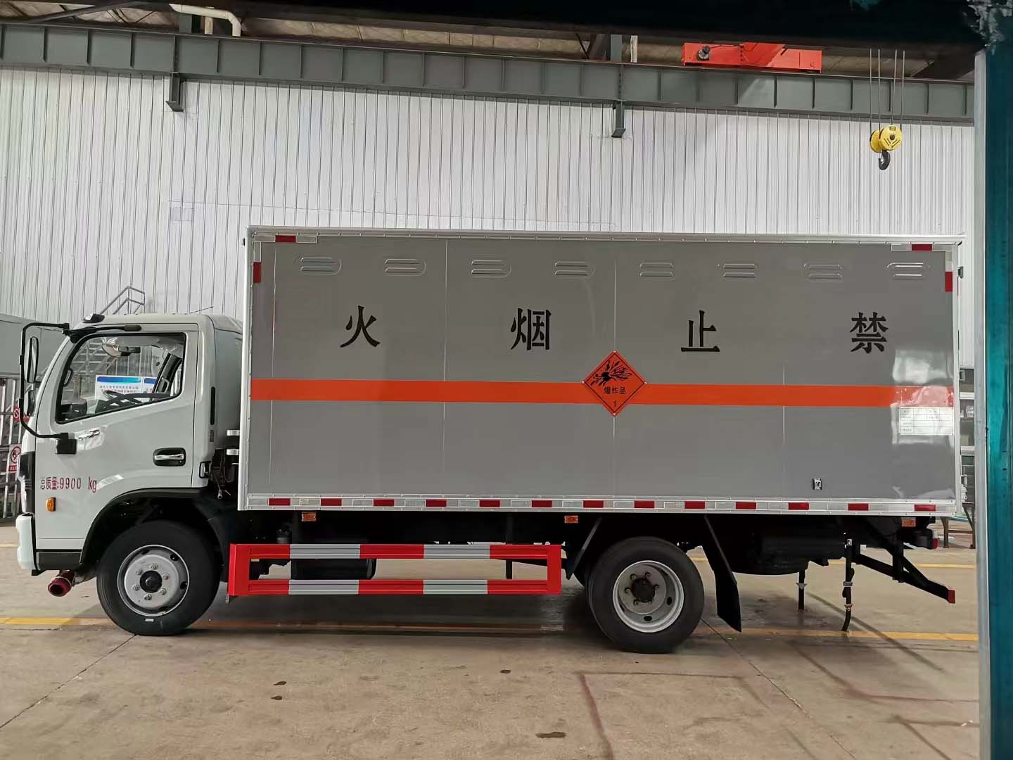 东风5吨5米国六毒性气体厢式运输车