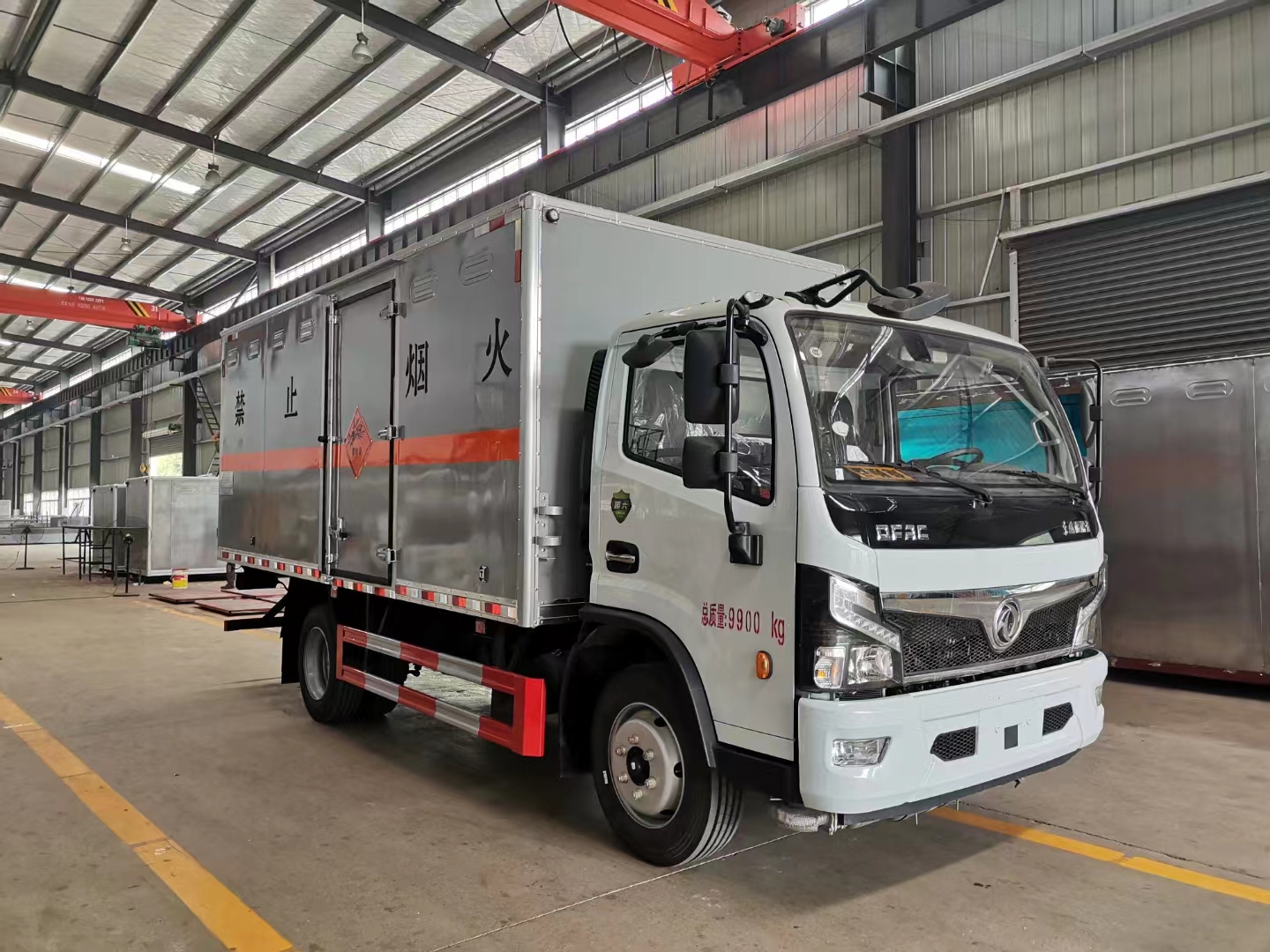 东风5吨5米国六毒性气体厢式运输车