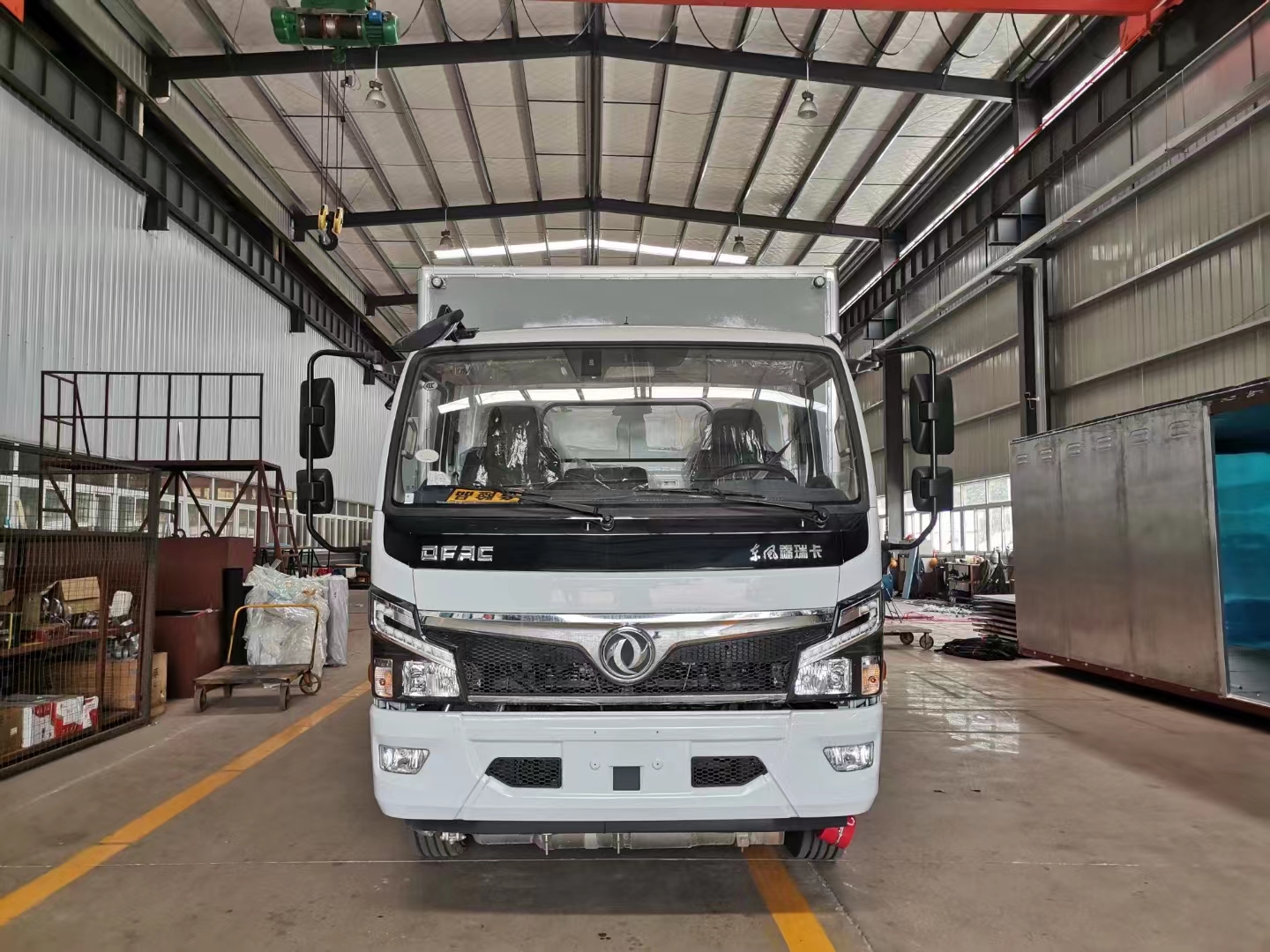 东风5吨5米国六毒性气体厢式运输车