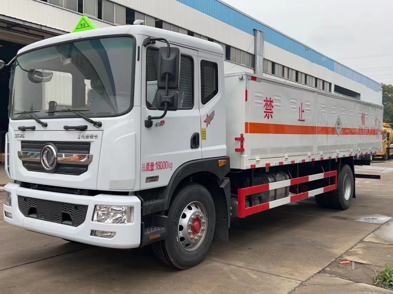 东风D9国六10吨毒性气体厢式运输车