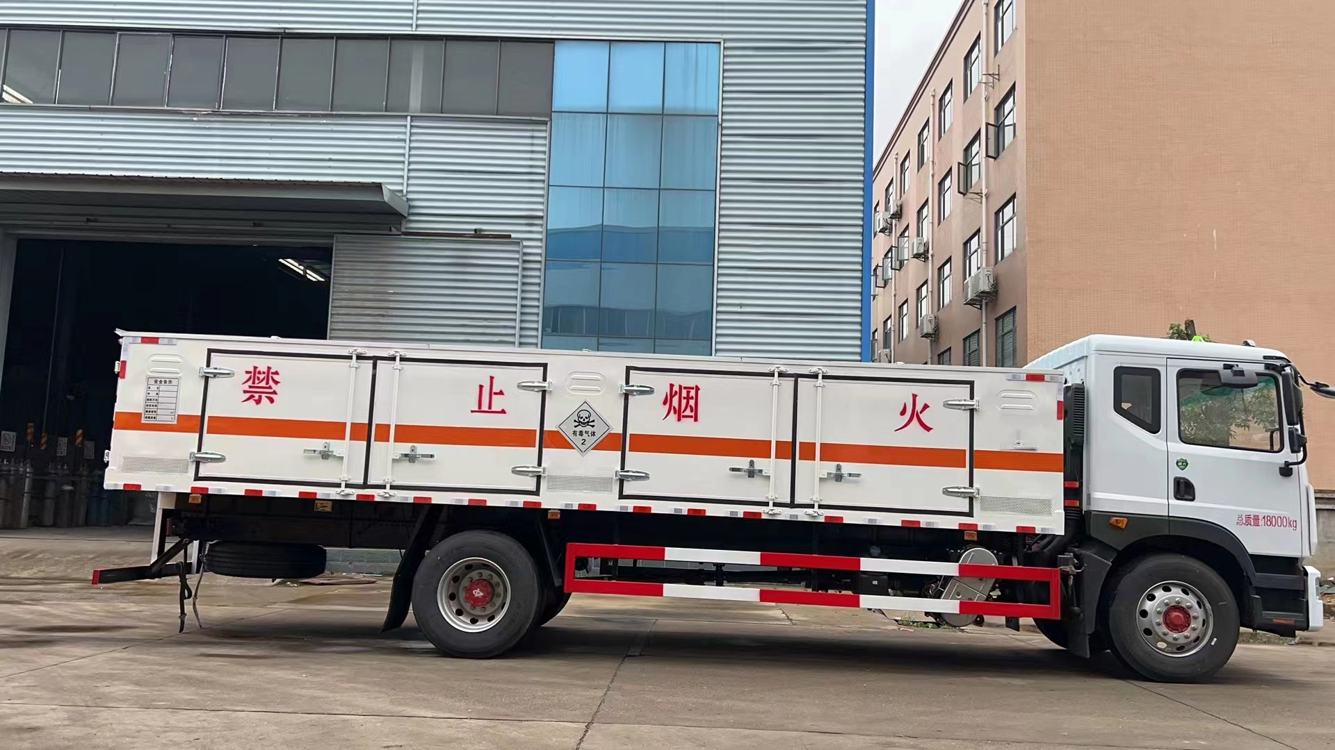 东风D9国六10吨毒性气体厢式运输车