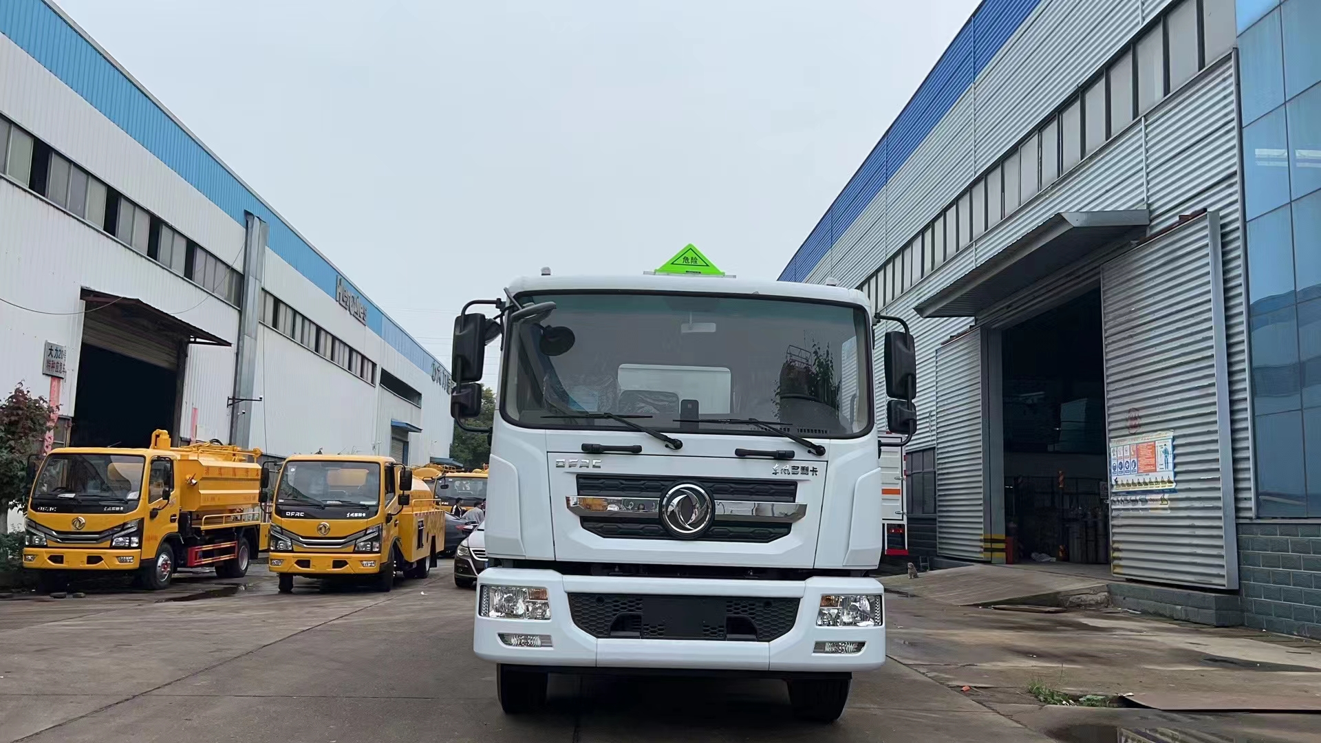 东风D9国六10吨毒性气体厢式运输车