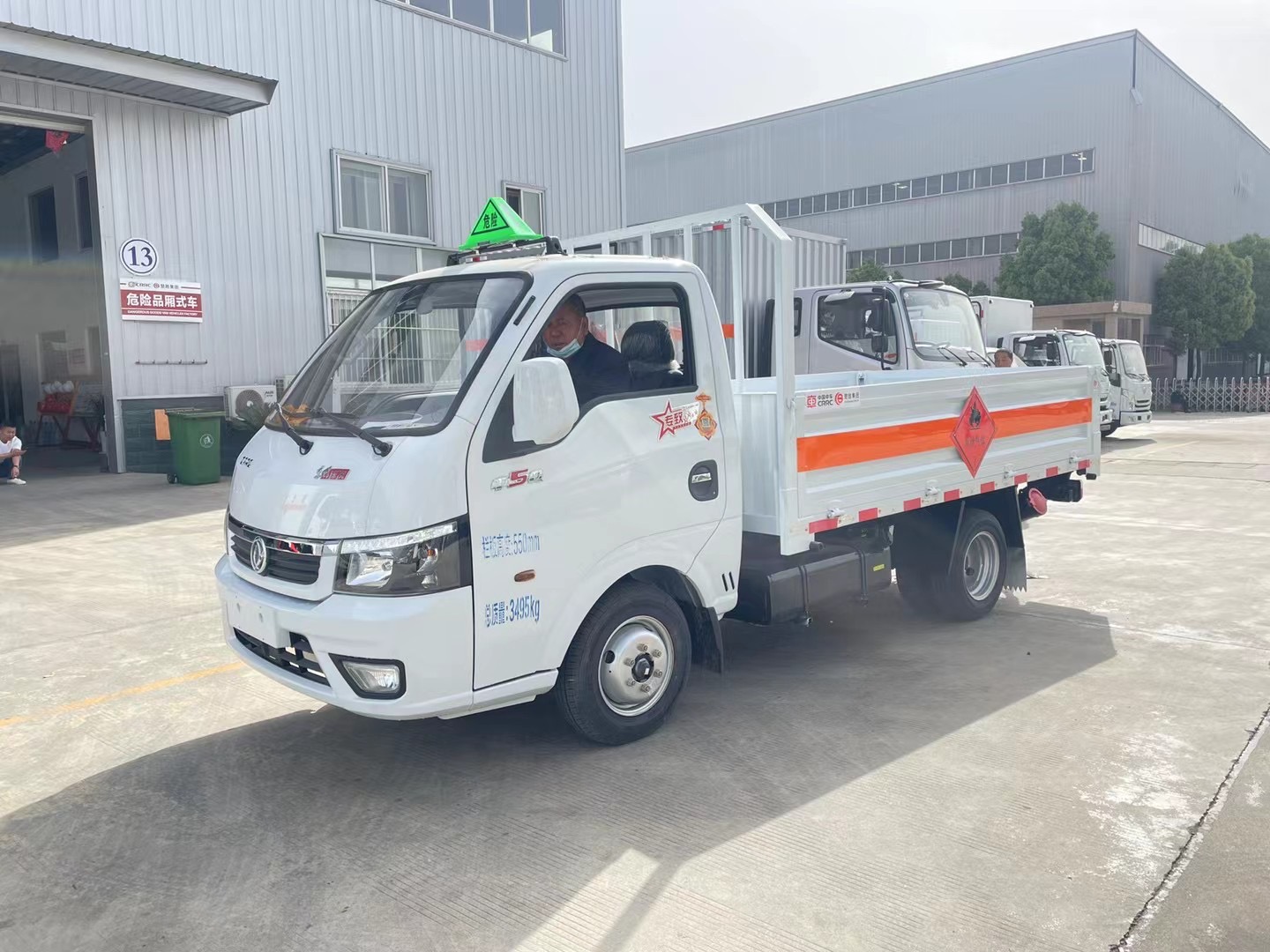 东风途逸汽油版3米气瓶运输车