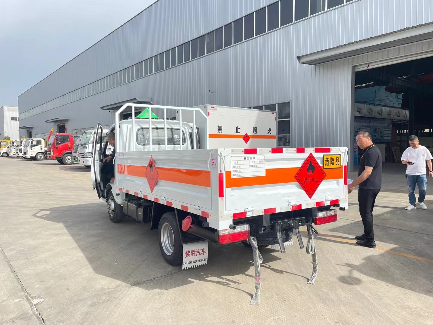 东风途逸汽油版3米气瓶运输车