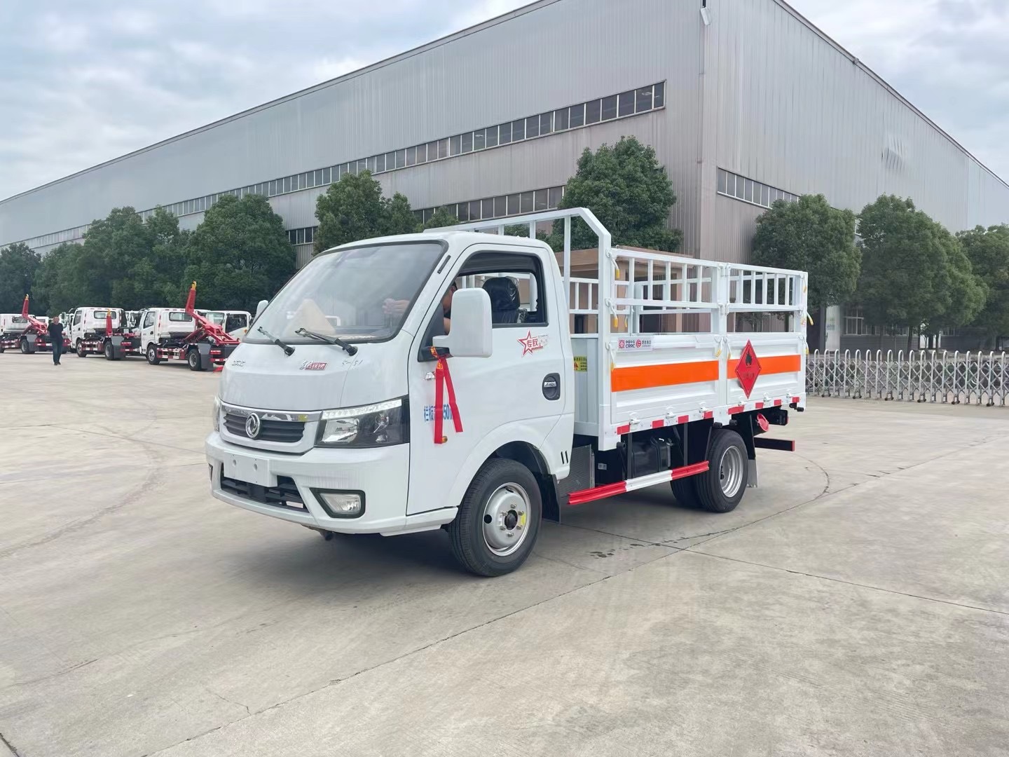 东风途逸柴油版3.8米气瓶运输车