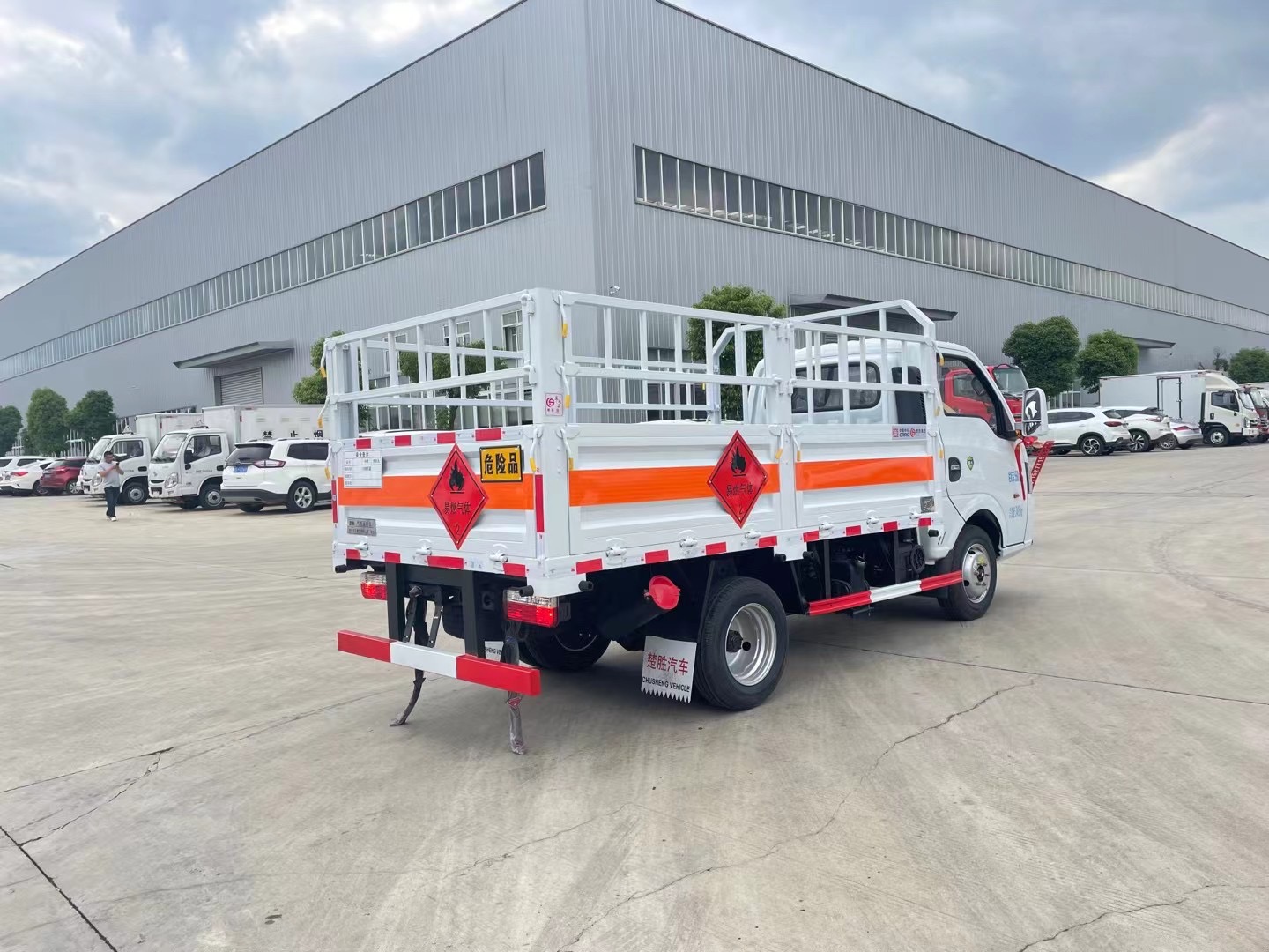 东风途逸柴油版3.8米气瓶运输车