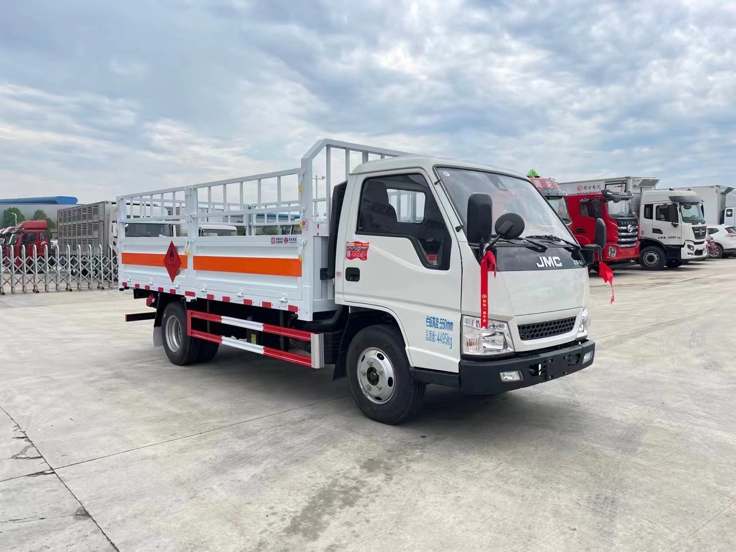 国六江铃顺达蓝牌4.15米气瓶运输车