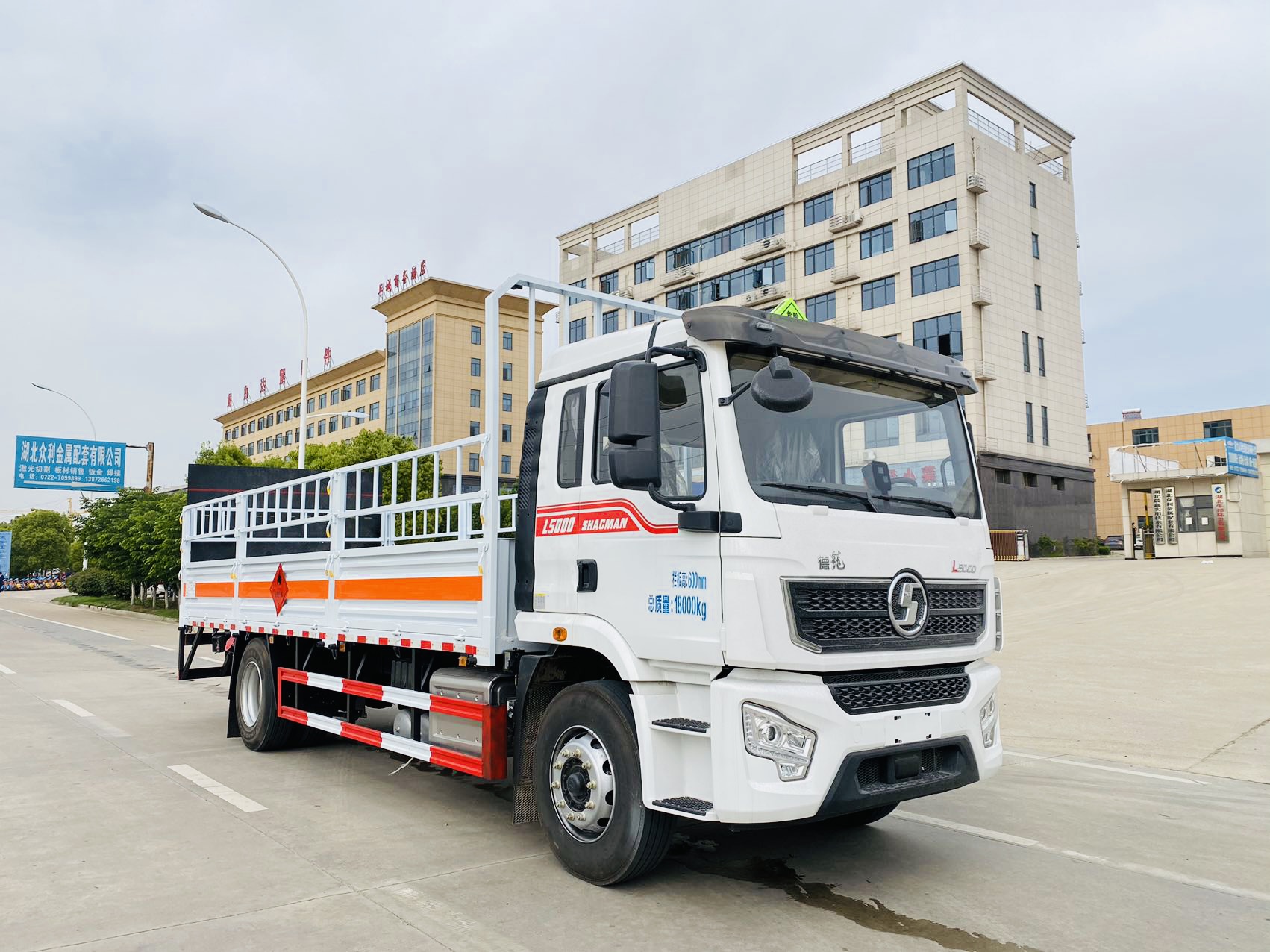 陕汽德龙6.8米气瓶运输车